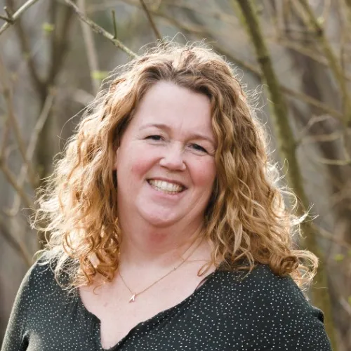 Op deze foto is Marloes Mijnen van praktijk Natuurlijkerwijs in Joure aan het werk met een patiënt in haar acupunctuur praktijkruimte.